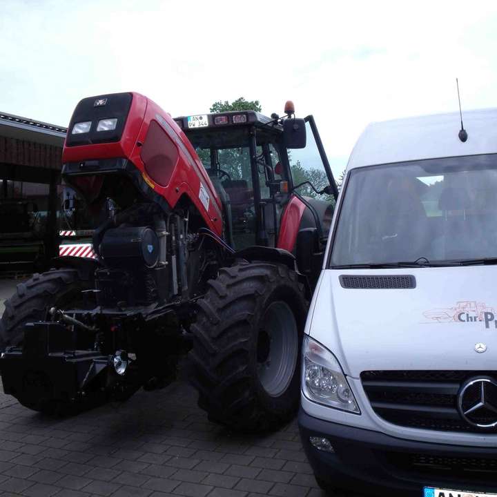 Traktor und Werkstattfahrzeug