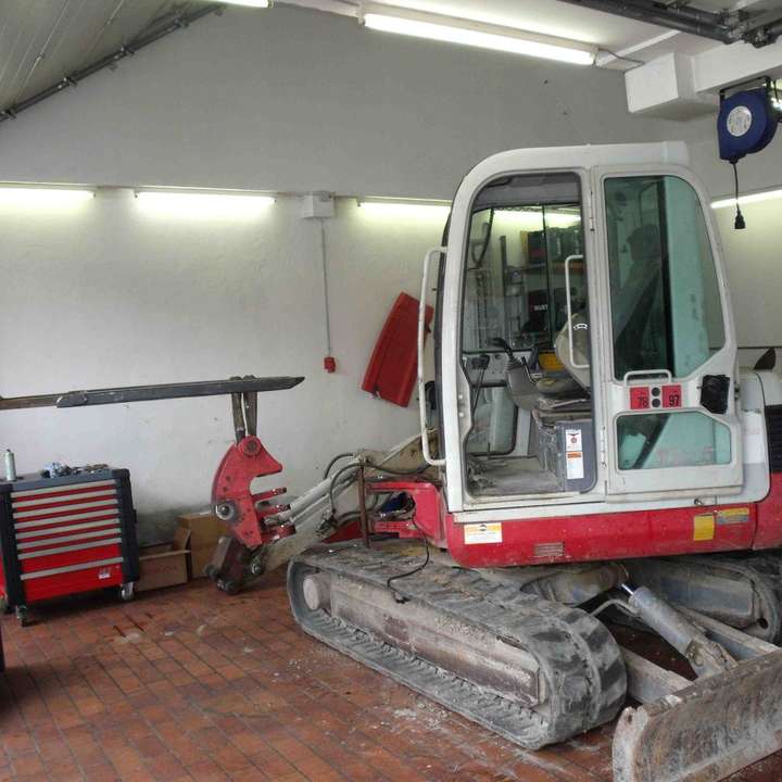 Minibagger in der Werkstatt