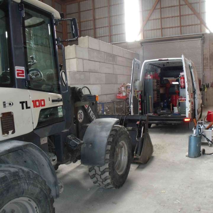 Radlader und Werkstattfahrzeug